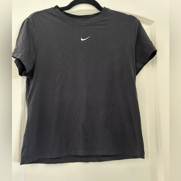 The Nike Tee Slim Fit. Embroidered. Soft and stretchy size large. Like new cond - Picture 1 of 7